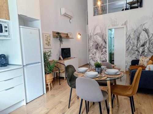 Comfy loft, 6 metro stops from downtown, AC & WiFi