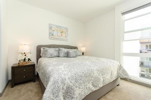 サンディエゴにあるModern 2BR Near Petco Park & Convention Centerのベッドと窓のある白い寝室