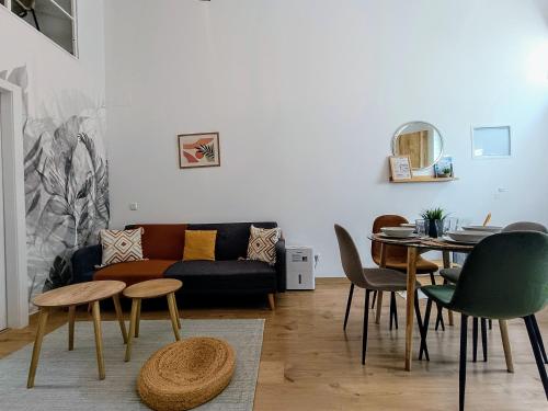 Comfy loft, 6 metro stops from downtown, AC & WiFi
