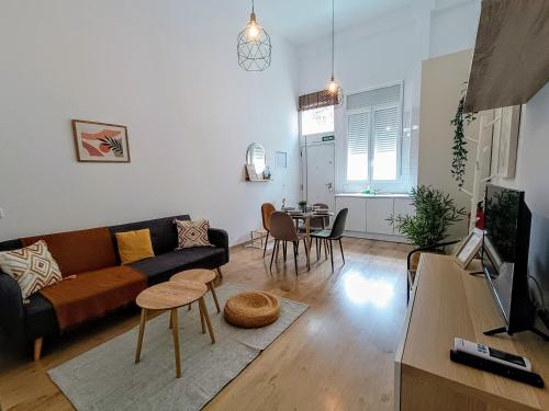 Comfy loft, 6 metro stops from downtown, AC & WiFi
