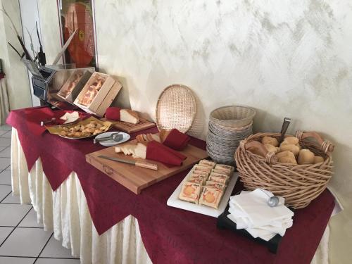 Comida en o cerca de este hotel