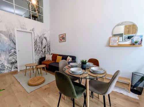 Comfy loft, 6 metro stops from downtown, AC & WiFi
