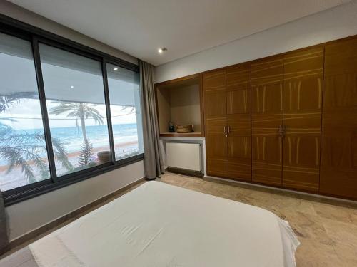 Ένα ή περισσότερα κρεβάτια σε δωμάτιο στο Mahdia apartment with sea view