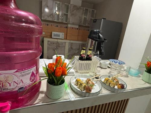 einen Tisch mit Teller mit Lebensmitteln und Blumen darauf in der Unterkunft La Casita de Esperanza in Abancay