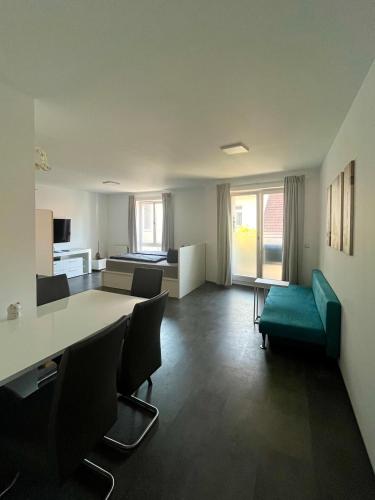 アイゼナハにあるPV Apartmentのテーブルと椅子とソファのあるリビングルーム