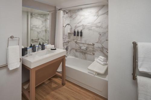 Un baño de Sheraton Pittsburgh Hotel at Station Square