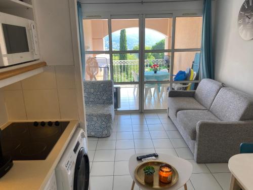 Photo de la galerie de l'établissement Superbe Studio Hameau Village Cap Esterel, à Saint-Raphaël