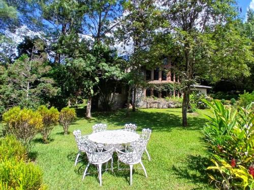 a table and chairs in the yard of a house at Casa Campestre Lomas de Holanda in Santa Cruz Verapaz