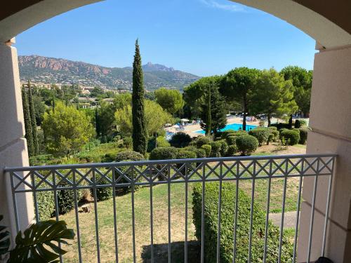 Photo de la galerie de l'établissement Superbe Studio Hameau Village Cap Esterel, à Saint-Raphaël