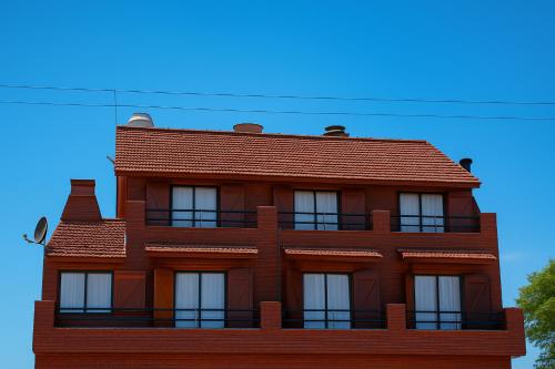 ビージャ・ヘセルにあるVeranogesellの赤屋根の茶色の建物