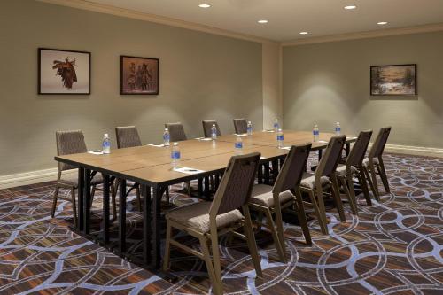 a conference room with a long table and chairs at Le Centre Sheraton Montreal Hotel in Montréal