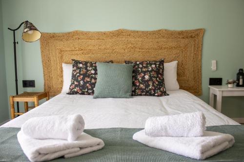 une chambre avec un lit avec deux serviettes dessus dans l'établissement Oasis en el Montseny con piscina, jardín y natura, à Seva