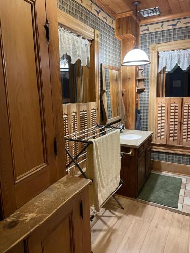 Imagen de la galería de Historic & Charming Home just Steps from Deer Creek Winery, en Uniontown