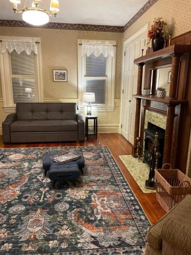 Zona de estar de Historic & Charming Home just Steps from Deer Creek Winery