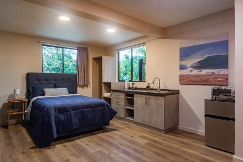 a bedroom with a bed and a sink at Spacious Studio with 2 Double Beds in El Zonte