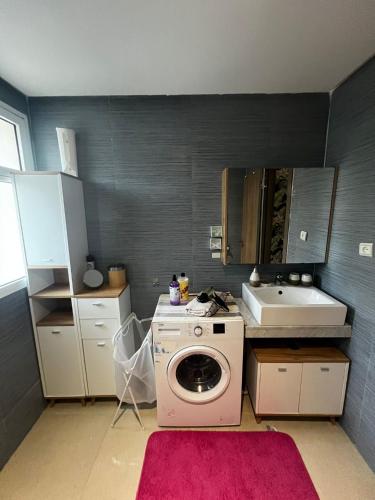 een keuken met een wasmachine en een wastafel bij Cabonegro in Cabo Negro