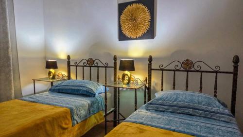 two beds sitting next to each other in a bedroom at Holliday house Lidia in Brioni Maggiore
