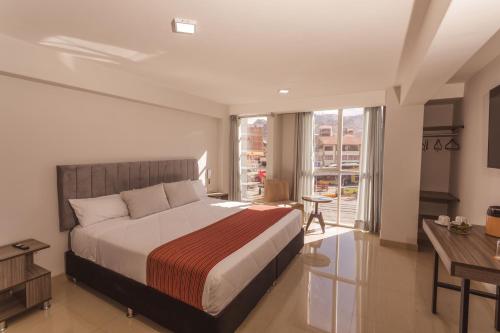 Postel nebo postele na pokoji v ubytování Sumaq Cusco Suites