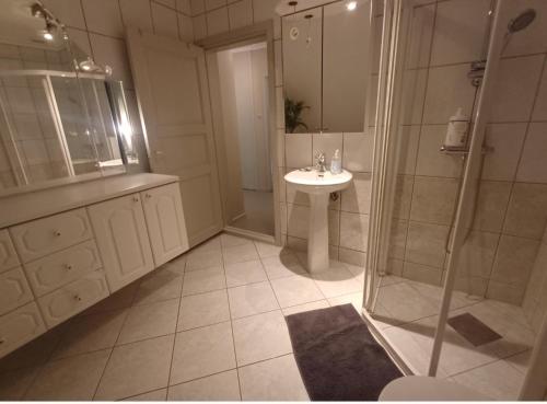 Ένα μπάνιο στο Nesvika 5 bedroom holiday home, only 25 min from Bergen