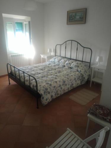 a bedroom with a bed in a room at Agriturismo Ca' del Monte in Chiama