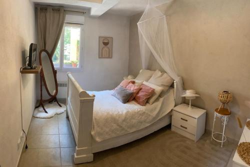 Postel nebo postele na pokoji v ubytování La Cigale- Rez de villa avec piscine