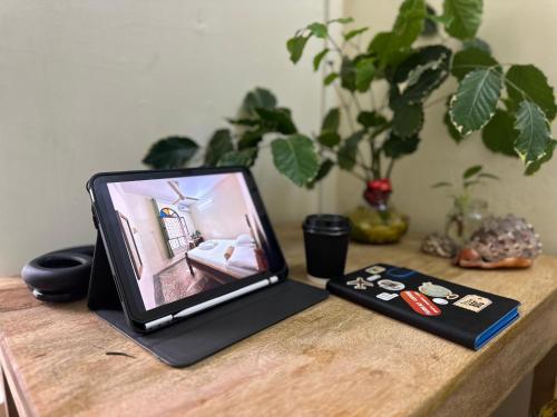 TV a/nebo společenská místnost v ubytování Hello Rafiki GuestHouse - Mkunazini