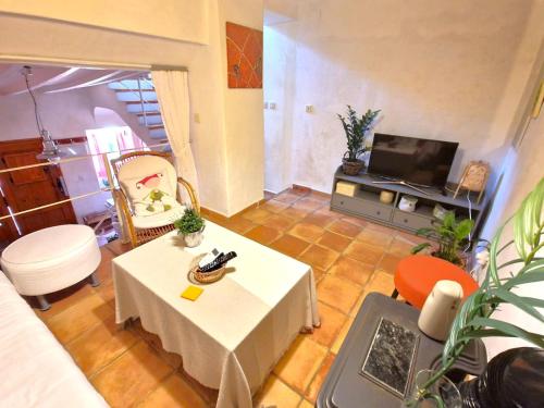 The Alicante Old Town artist workshop, Impressive rooftop, terrace with amazing city views and sea views, BBQ, Air conditioner, Wifi
