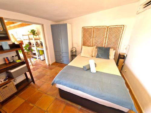 The Alicante Old Town artist workshop, Impressive rooftop, terrace with amazing city views and sea views, BBQ, Air conditioner, Wifi