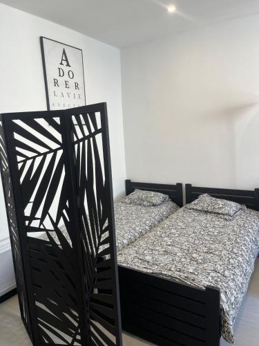 - 2 lits dans une chambre avec un panneau dans l'établissement Spacieux studio avec coin nuit, à Vallauris