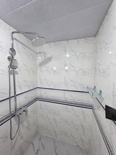 un bagno con doccia con porta in vetro di Imron Hotel a Samarkand