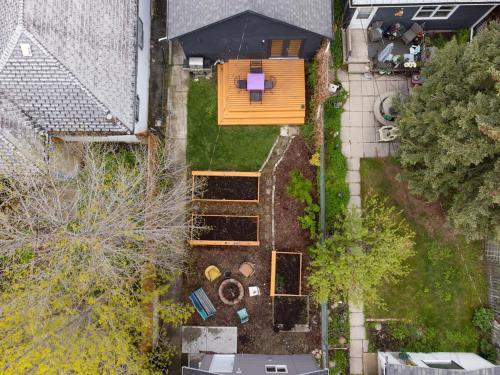una vista aérea de una casa con patio en Trendy Kensington 3 min Walk Backyard AC Garage, en Calgary