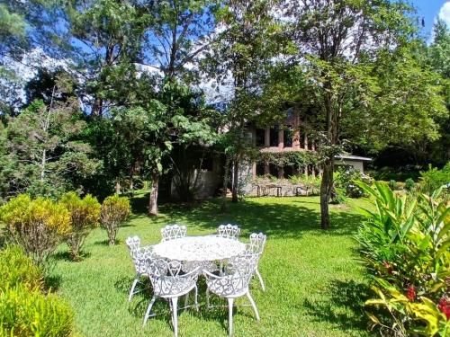 a table and chairs in the yard of a house at Casa Campestre Lomas de Holanda in Santa Cruz Verapaz