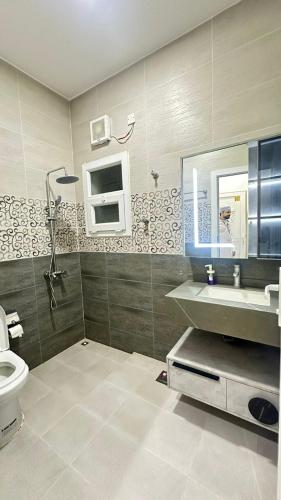 a bathroom with a sink and a toilet at oman farsi in Maţār as Sīb ad Duwalī