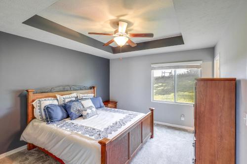 Un dormitorio con una cama con ventilador de techo. en 4 Mi to Offutt AFB - Family Home in Omaha Suburbs!, en Bellevue