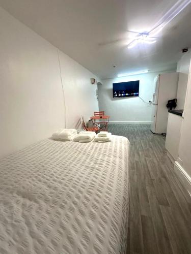 Ένα ή περισσότερα κρεβάτια σε δωμάτιο στο Stylish Studio Apartment