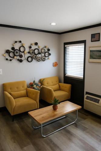 Posezení v ubytování Raceway Inn
