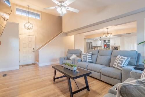 ein Wohnzimmer mit Sofa und Tisch in der Unterkunft Modern 3-Bedroom Escape in Northwest Reno in Reno