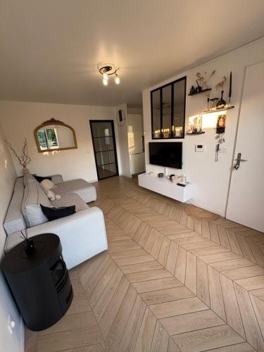 Modern Apartment with Terrace 15 min from Paris Appartement moderne et neuf avec terrasse à 15 min de Paris