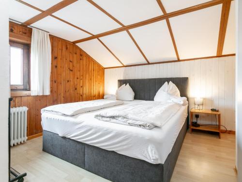 ein Schlafzimmer mit einem großen Bett mit weißer Bettwäsche in der Unterkunft Rettenstein und Gaisbergblick in Kirchberg in Tirol