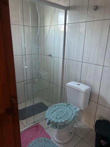 a small bathroom with a shower and a toilet at Kitnet RS- Espaço Confortável in Canoinhas