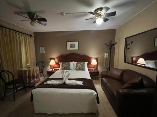 a bedroom with a bed and a couch at Solis Dies Hotel in Lima