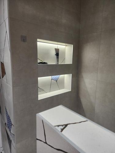 a bathroom with a sink and a mirror at Stan na dan El Camino Pozarevac in Požarevac
