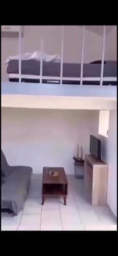 Studio 40m2 Dunkerque في دونكيرك: غرفة معيشة بها سرير وطاولة قهوة
