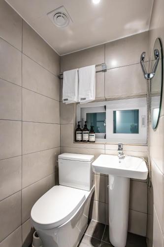 Bilik mandi di Beyond Residence Jongno