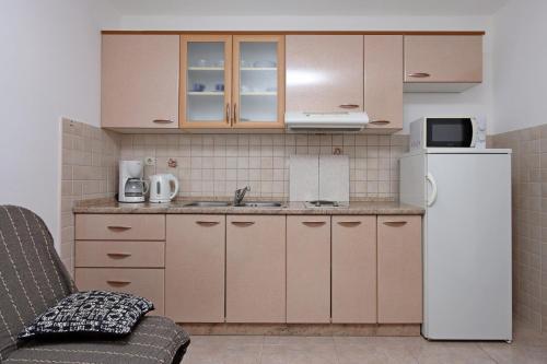 Η κουζίνα ή μικρή κουζίνα στο Apartments with WiFi Lopar, Rab - 14804