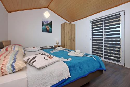 Ένα ή περισσότερα κρεβάτια σε δωμάτιο στο Apartments with WiFi Lopar, Rab - 14804