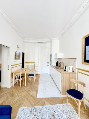 une cuisine et une salle à manger avec une table et des chaises dans l'établissement Richelieu Charm center of Paris, à Paris