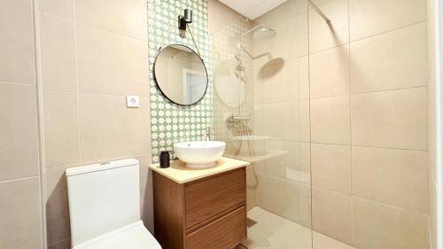 un bagno con lavandino, WC e specchio di Vizinho -Central - perto praia - Wi-Fi a Setúbal