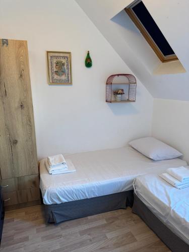 ヴァルナ・シティにあるHarbour Top-View Terrace 2-BDR Central Apartmentの白い壁の客室で、ツインベッド2台が備わります。