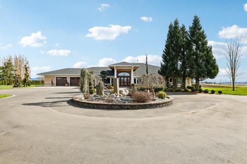 a house with a fountain in the middle of a driveway at New Skagit Tulip Farm Estate 3 beds 2 baths in Mount Vernon